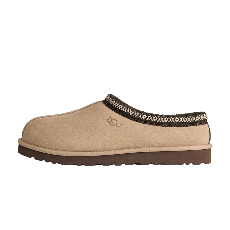 UGG Tasman II Slipper Mustard Seed Molasses, zijaanzicht beige suède pantoffel met bruine zool
