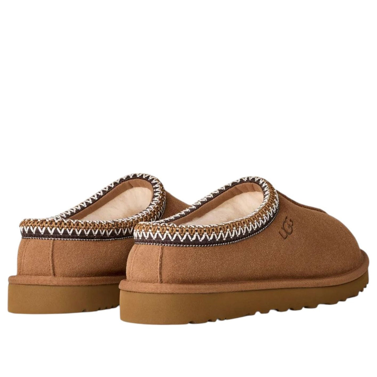 UGG Tasman II Slipper Chestnut, paar samen van achteren met breed silhouet en fleece kraag