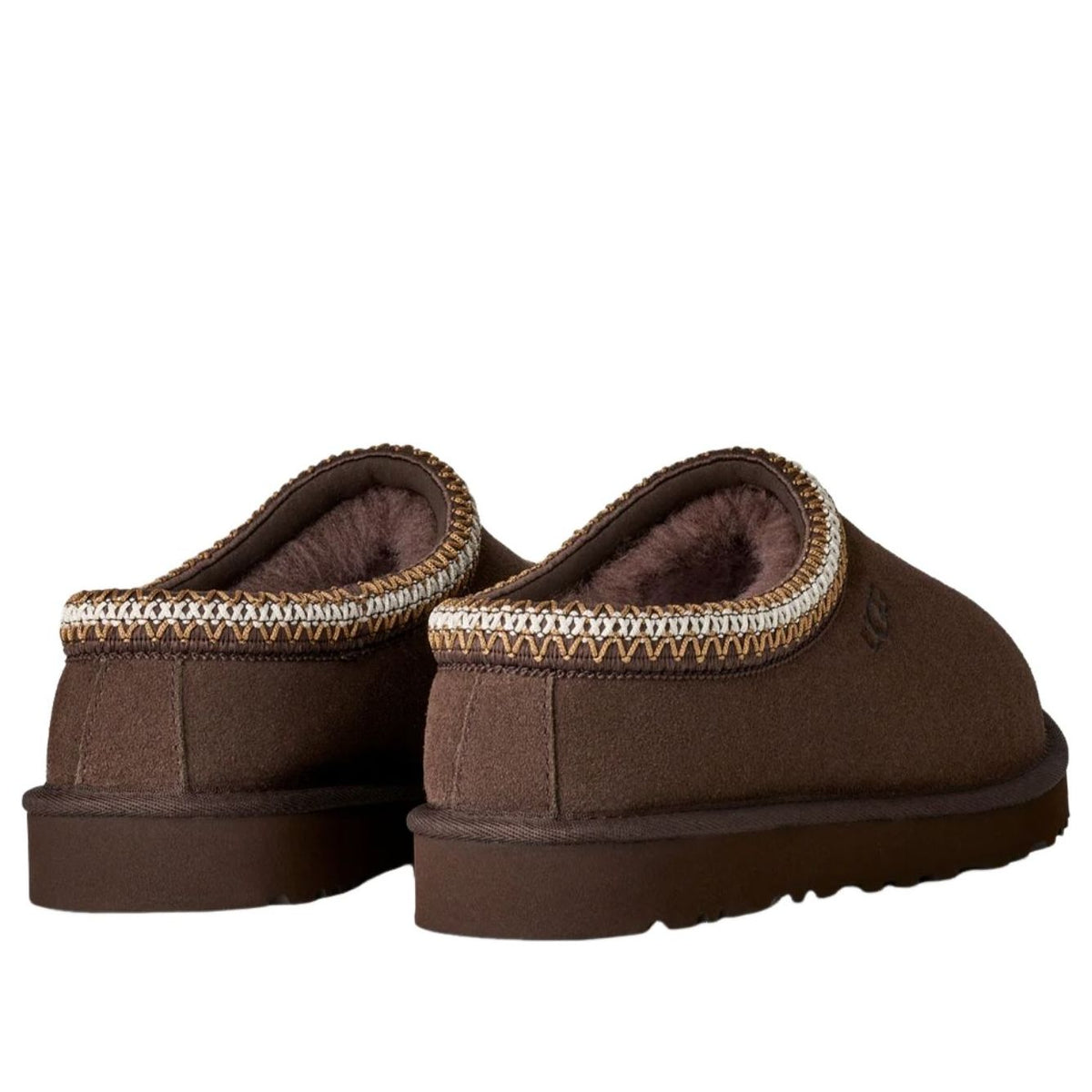 UGG Tasman II Slipper Dusted Cocoa, paar samen van achteren met decoratieve naasstiksel op hiel