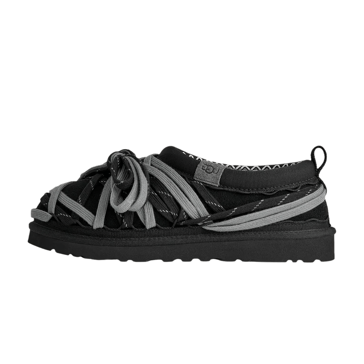 UGG Tasman Lace Slipper Black zijaanzicht met grijze veters, zwart suède en dikke rubberzool