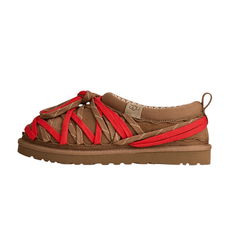 UGG Tasman Lace Slipper Chestnut zijaanzicht met rood veterstelsel en bruine suède met fluffy voering