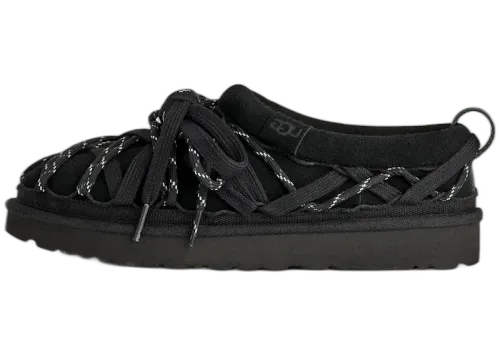 UGG Tasman Lace Black, zijaanzicht met zwarte suède, vetersluiting en dikke zool