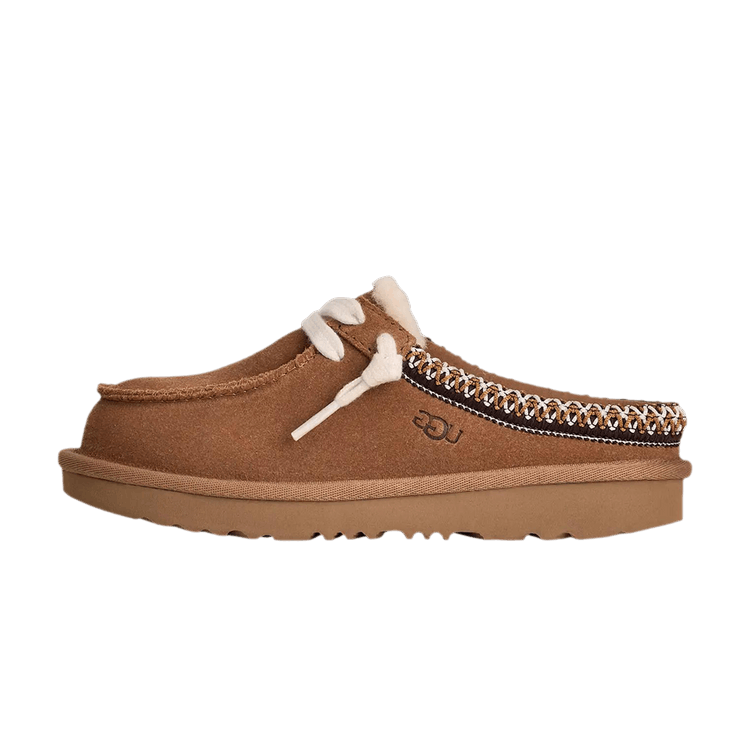 UGG Tasman Mule Slipper Chestnut Kids, zijaanzicht met bruinsuède, witte veter en contrasterende decoratieve stiksels