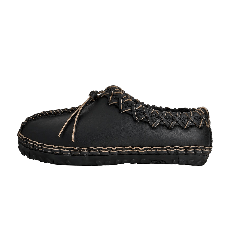 UGG Tasman Albite Black, zijaanzicht, zwart leer met contrasterende beige stiksels en veters