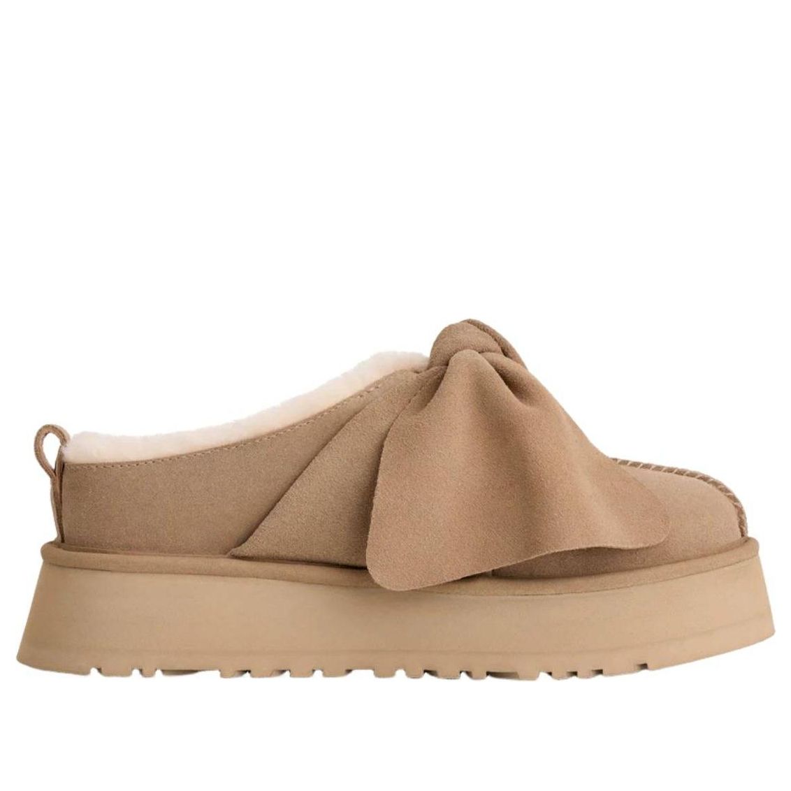 UGG Platform Slip-On Bow Slipper Sand, driekwart aanzicht toont geplooide strik en dikke zool