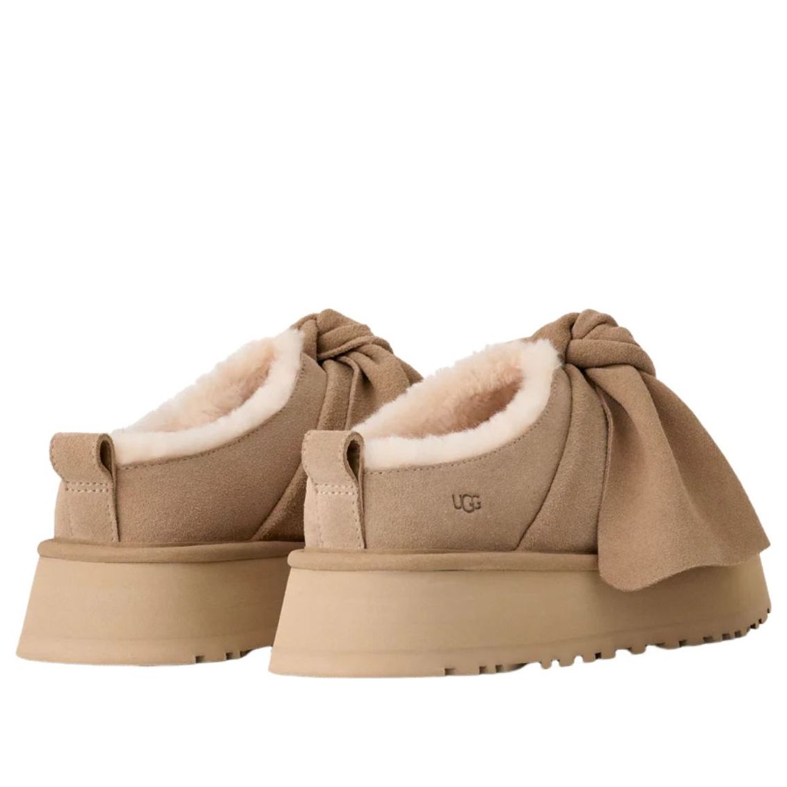 UGG Platform Slip-On Bow Slipper Sand, paar samen van achteren met fleece voering zichtbaar