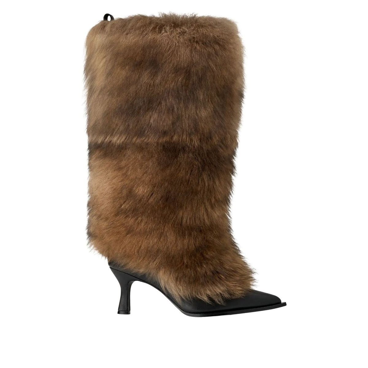 UGG Heel AMBUSH Brown, driekwart aanzicht van de laars met bruine bont en zwarte hak