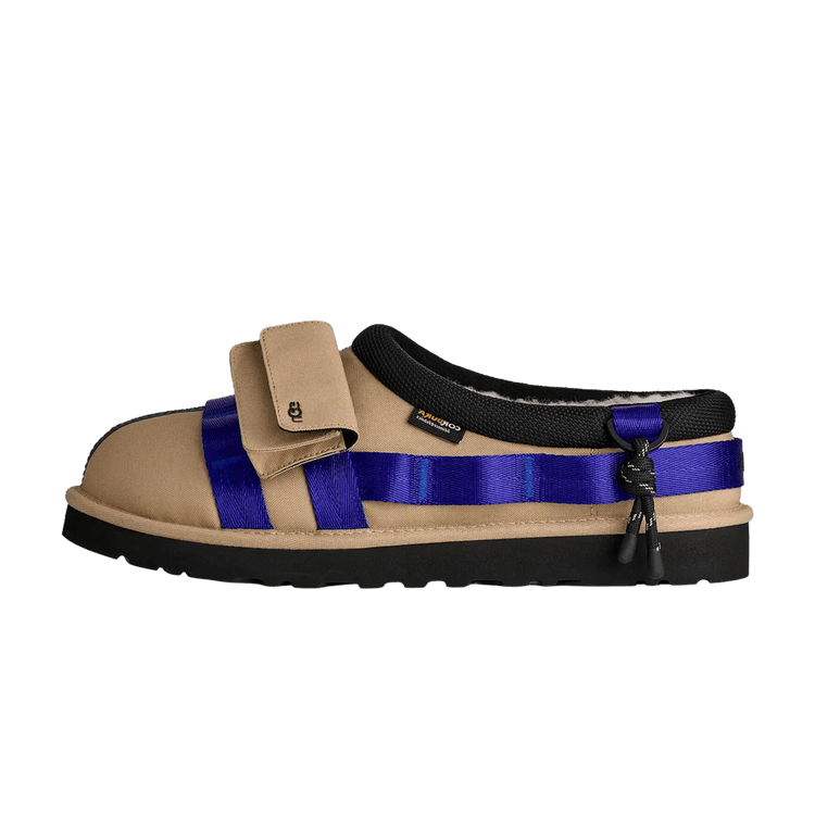 UGG Tasman Wildwood Slipper, zijaanzicht in zandkleur met paarse strepen en zwarte zool