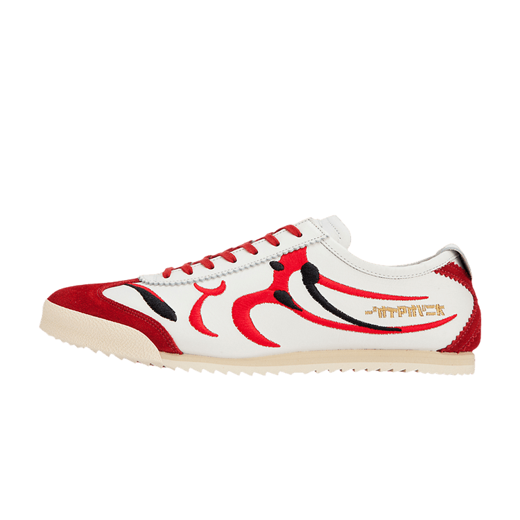 Onitsuka Tiger Mexico 66 Deluxe NM, zijaanzicht met wit canvas, rode grafische prints en rode veters