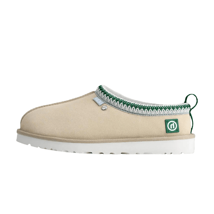 UGG Tasman Hardware Slipper Hidden NY PFF, zijaanzicht beige pantoffel met groen gestikt detail en witte zool