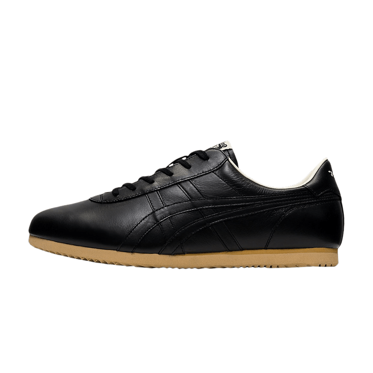 Onitsuka Tiger Tai Chi NM Black Tan in zijaanzicht, zwart leer met caramelkleurige rubberzool en subtiele stiksels