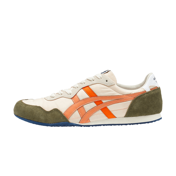 Onitsuka Tiger Serrano, zijaanzicht met crème canvas, oranje strepen, olijfgroene suède hiel en blauwe zool
