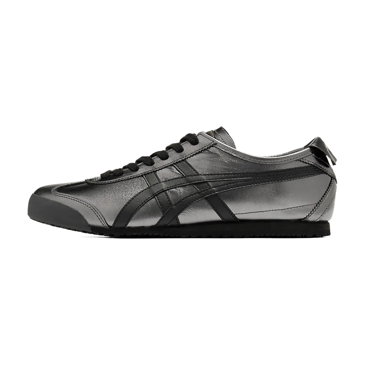 Onitsuka Tiger Mexico 66 Gunmetal Black, zijaanzicht met metallic grijs en zwarte strepen op leren bovenwerk, zwarte zool
