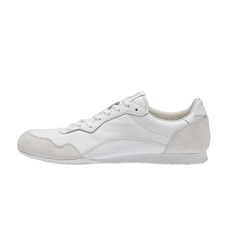 Onitsuka Tiger Serrano CL White, zijaanzicht van witte sneaker met suède details en contrasterende stiksels