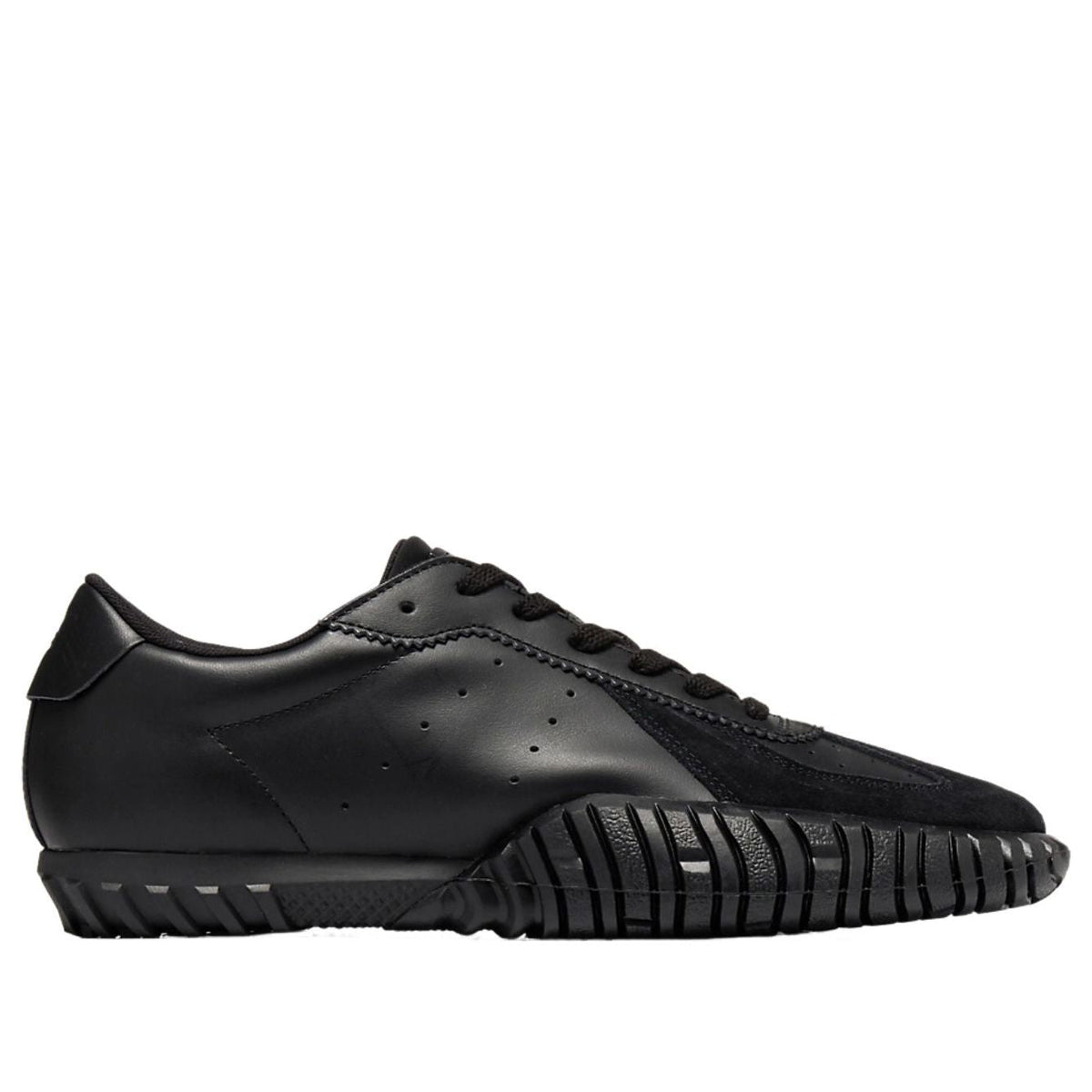 Onitsuka Tiger Duck Tiger TR Black, zijaanzicht met suèdedetails en kenmerkende geribbelde zool