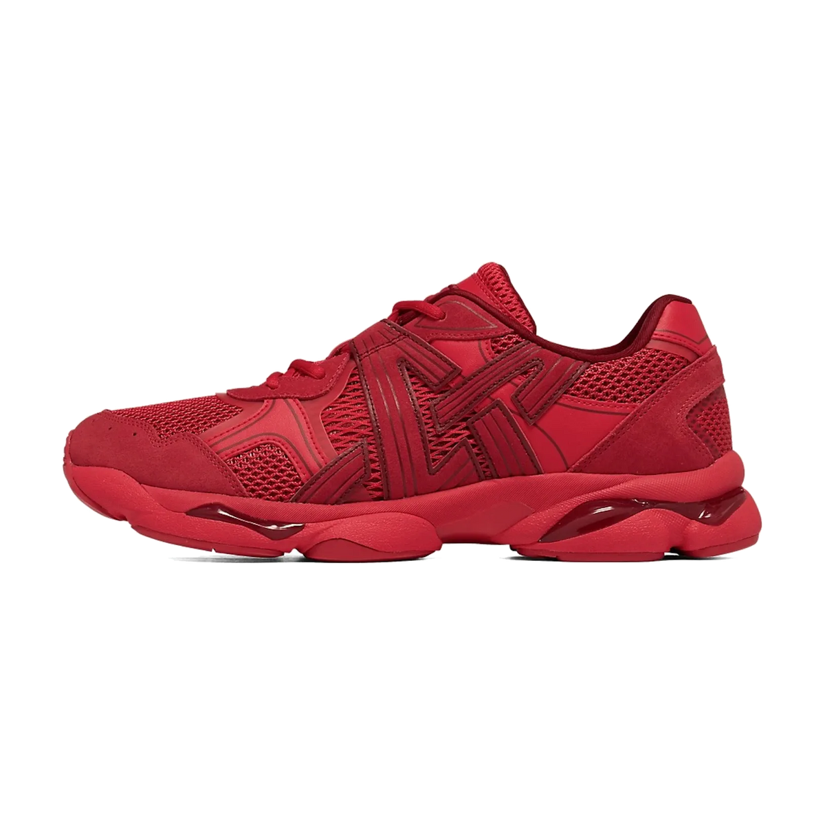Onitsuka Tiger Tigrun Classic Red, zijaanzicht met mesh en suède bovenwerk in rood, opvallende zool