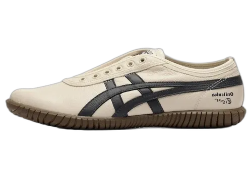 Onitsuka Tiger Tsunahiki Slip-On Birch Indigo Navy, zijaanzicht met crème canvas, donkerblauwe strepen en rubberzool