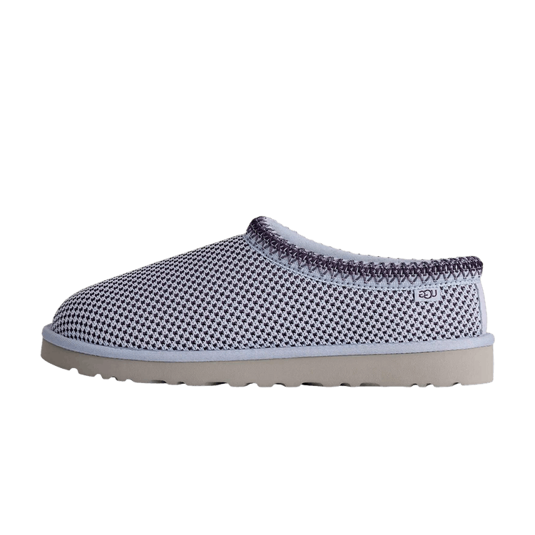 UGG Tasman Breeze Slipper Clear Sapphire Deep Amethyst, zijaanzicht met gebreide blauwe upper en grijsbeige fleece zool