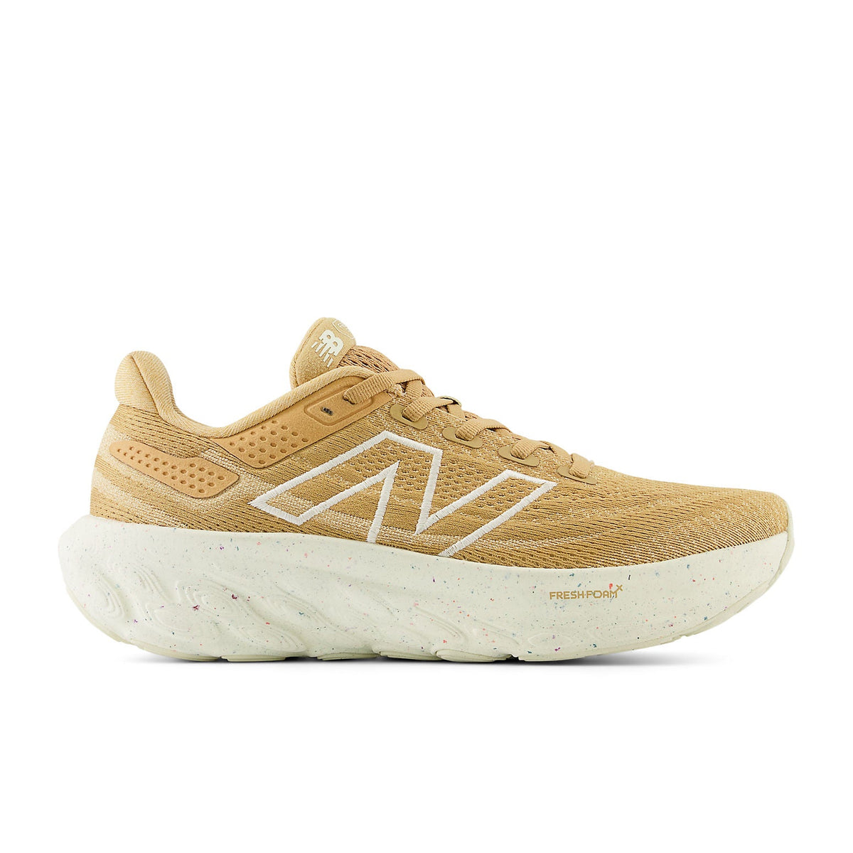 New Balance Fresh Foam X 1080v13 Dolce Sea Salt, driekwart aanzicht toont gaas upper met witte logo en dikke witte zool