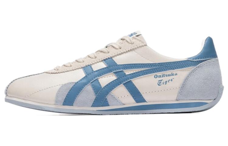 Onitsuka Tiger Runspark Cream Light Blue, driekwart aanzicht toont crème chassis, blauwe banddetails en grijze zijkant