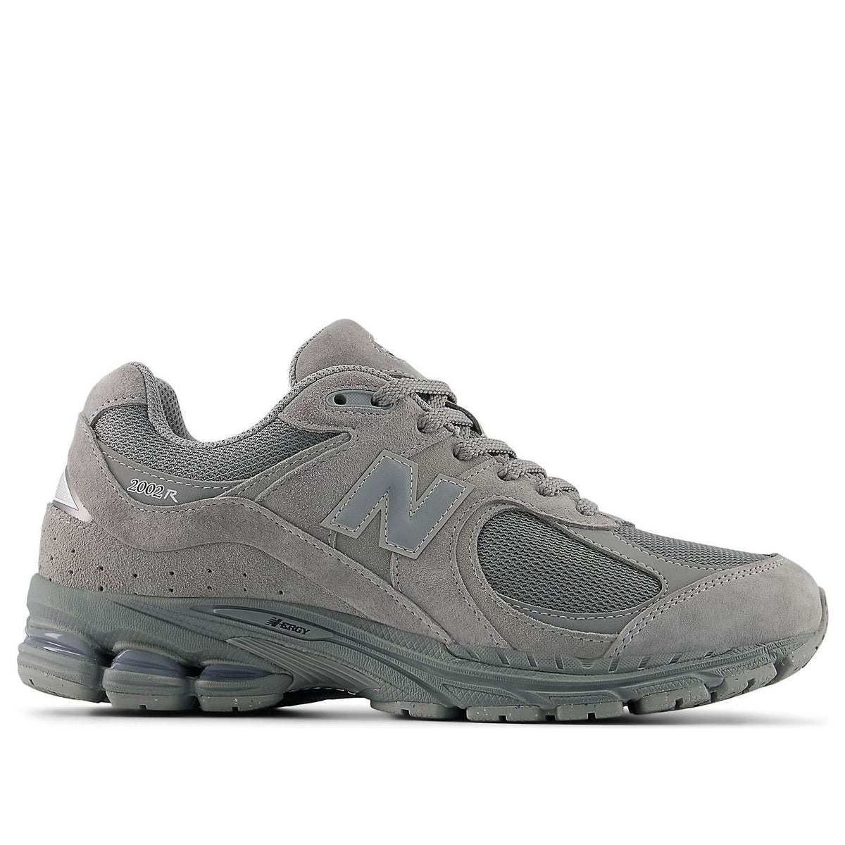 New Balance 2002R Slate Grey Dark Silver Metallic, driekwart aanzicht met grijs suède, mesh-inzetten en blauwgetinte zool