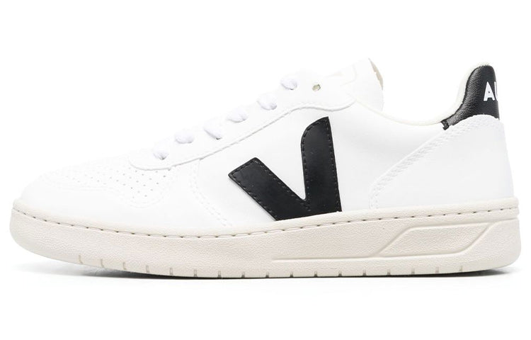 Veja V-10 White Black, vooraanzicht met witte vetersluiting en prominent zwart V-embleem
