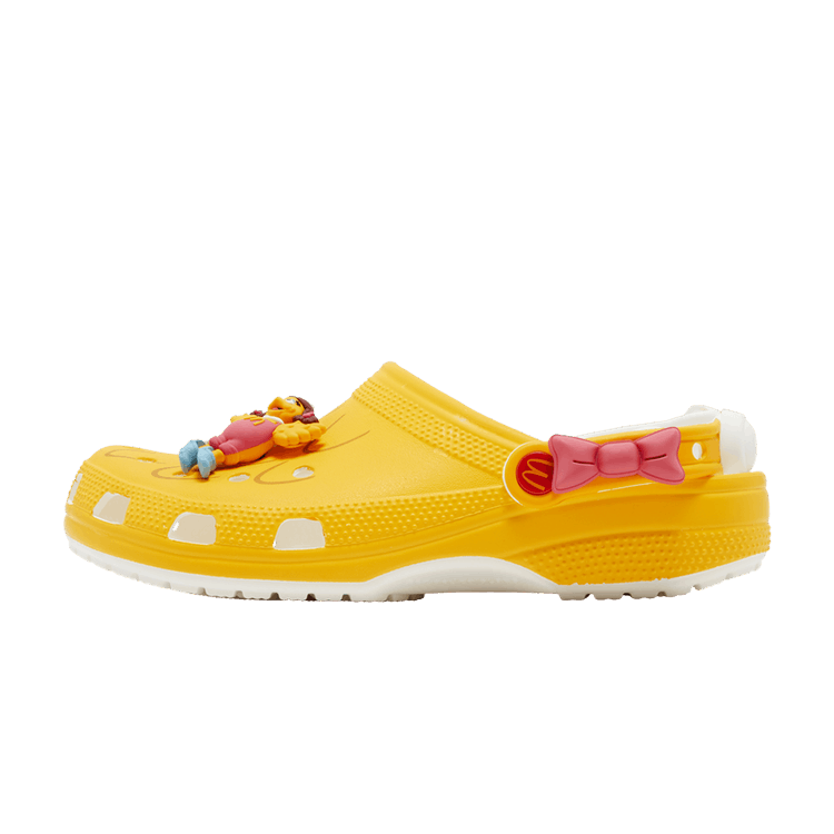 Crocs Classic Clog McDonald's Birdie zijaanzicht, geel rubber met witte gaatjes en Birdie-karaktercharm