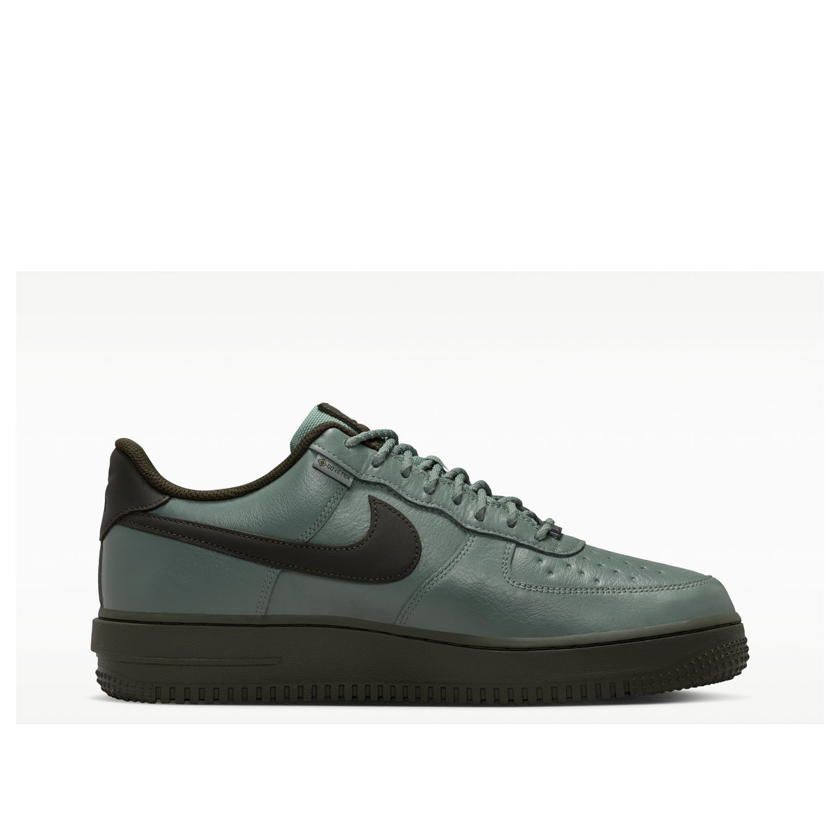 Nike Air Force 1 Low Gore-Tex Vibram Clay Green, zijaanzicht toonend grijsgroene leather, zwarte hielkap en dikke Vibram zool
