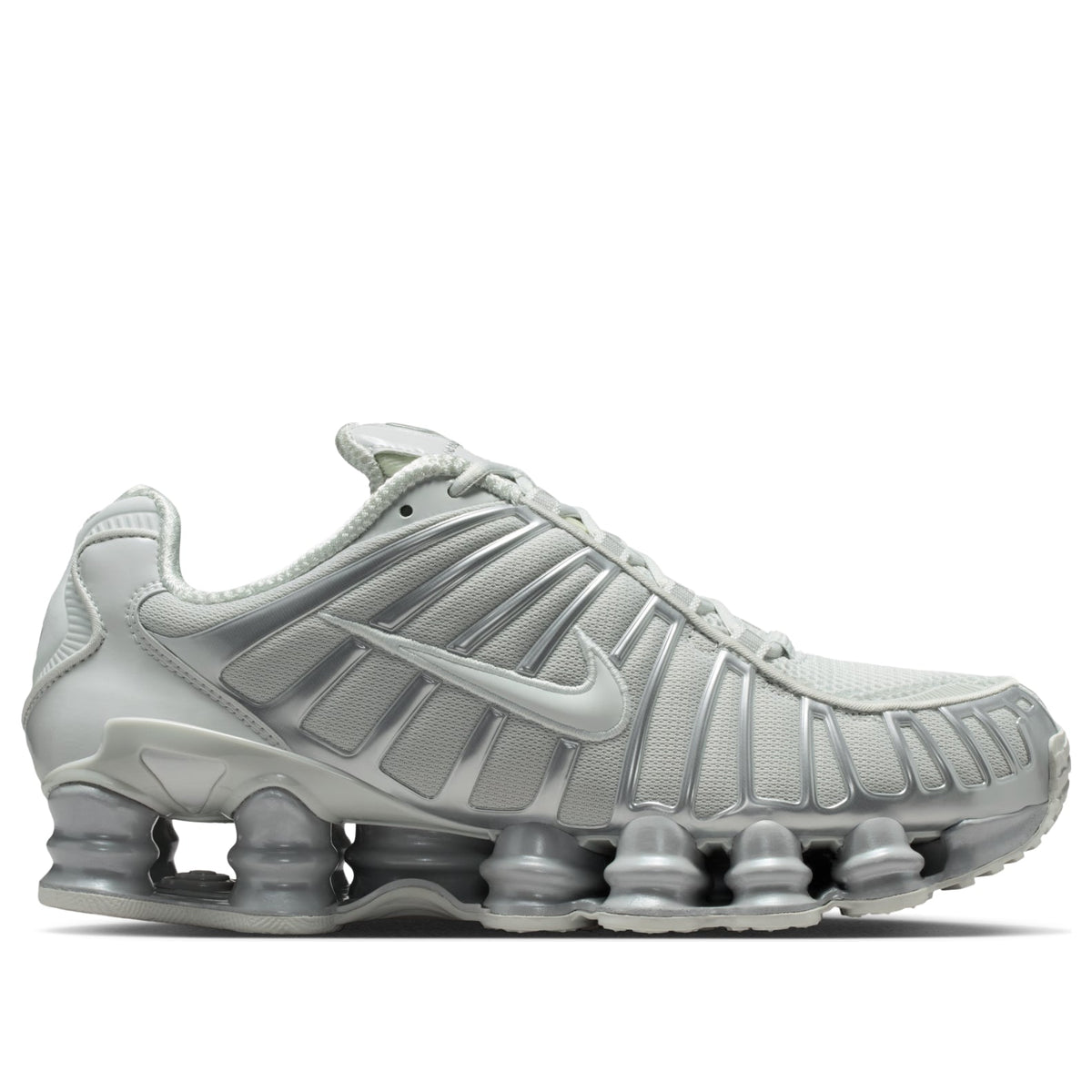 Nike Shox TL Photon Dust Metallic Silver, driekwart aanzicht met geveneerde Shox-zool