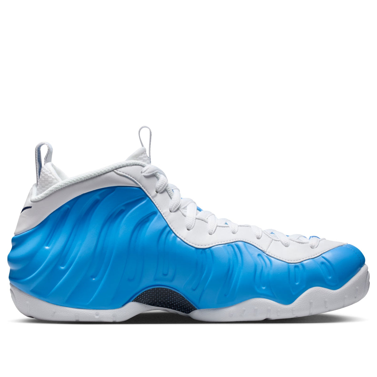 Nike Air Foamposite Pro University Blue, zijaanzicht met blauwe Foamposite-schil en grijze accenten