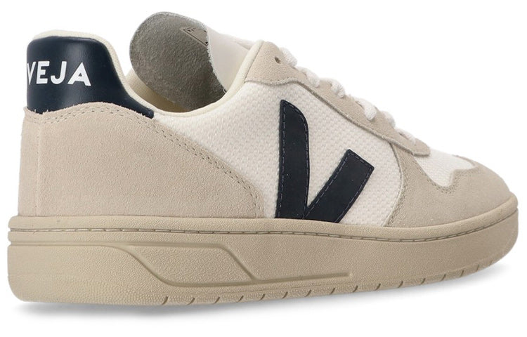Veja V-10 B-Mesh White Nautico achteraanzicht, donkerblauw label met witte branding