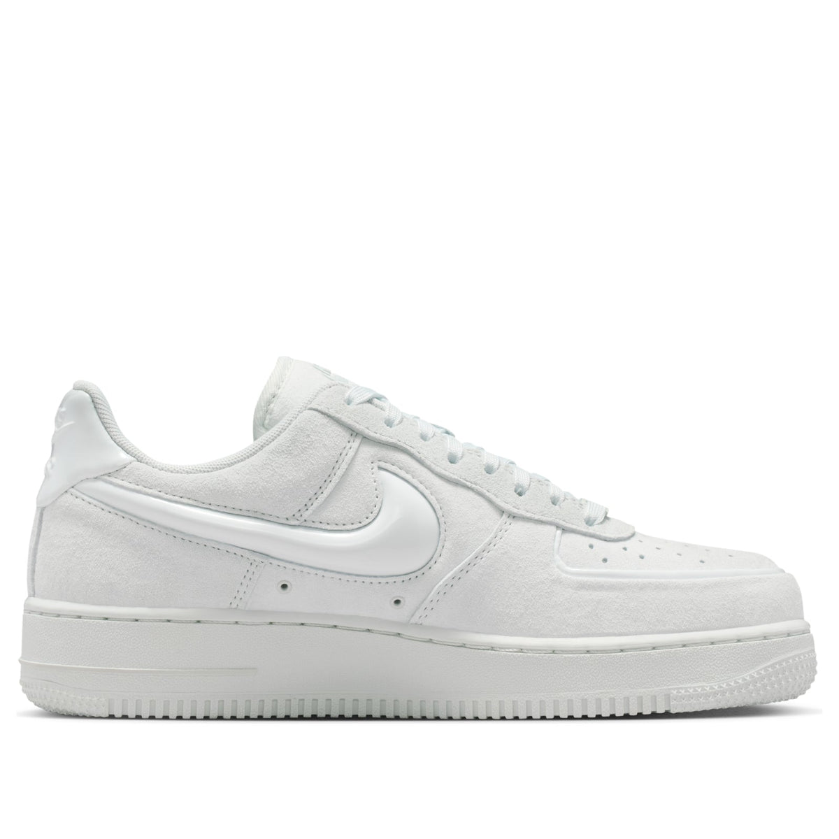 Nike Air Force 1 Low '07 Off White Light Smoke Grey, zijaanzicht met suède-achtig materiaal en rubber zool