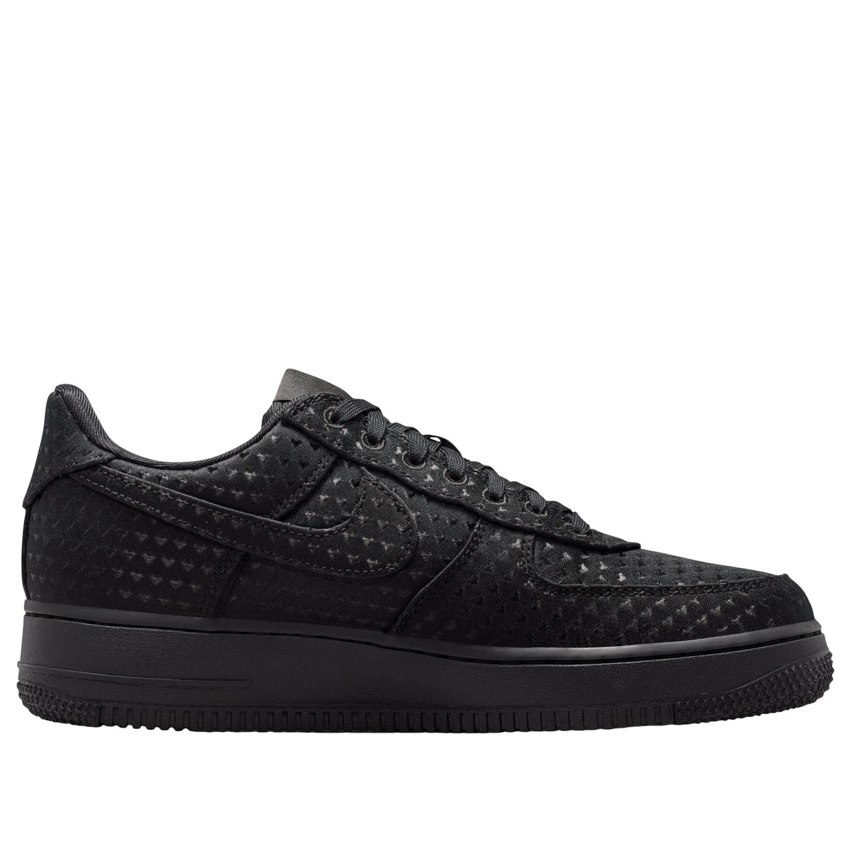Nike Air Force 1 Low Valentine's Day Triple Black, vooraanzicht met Nike Swoosh en puntpatroon