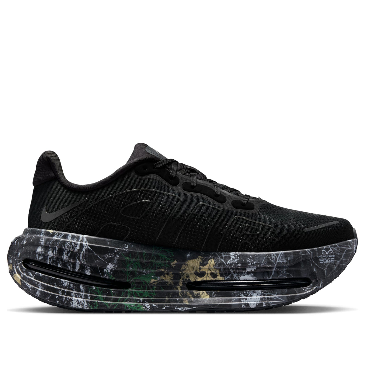 Nike Vomero Premium Realtree Camo Black, vooraanzicht toont mesh bovenwerk en volledige camo zooldesign