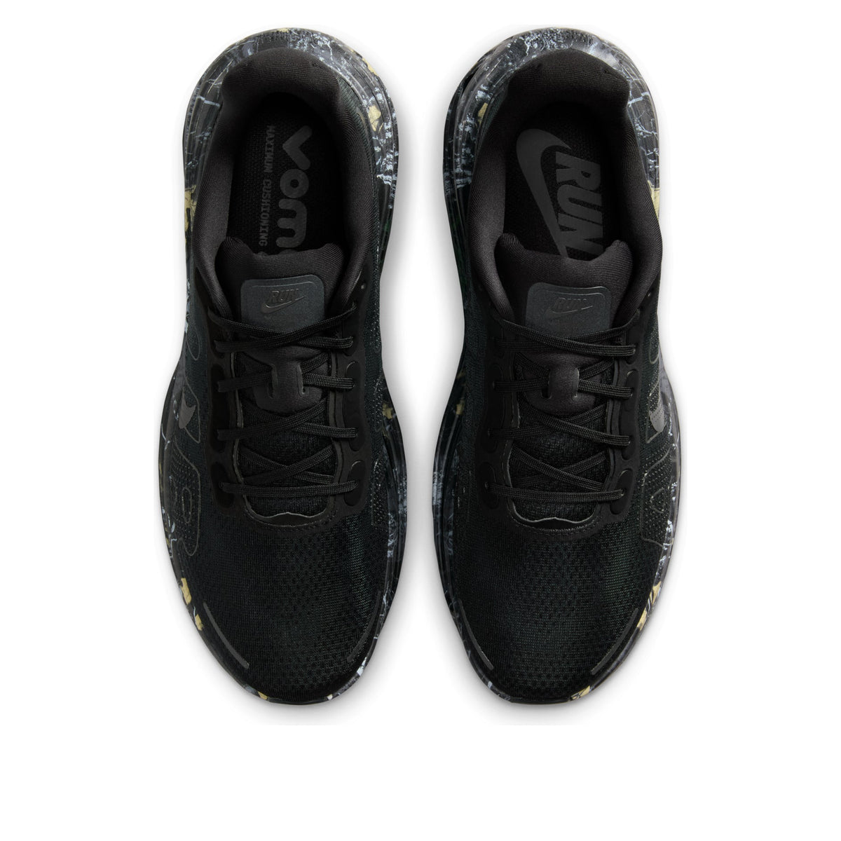 Nike Vomero Premium Realtree Camo Black, bovenaanzicht toonend vetersluiting en getextureerde zwarte bovenkant
