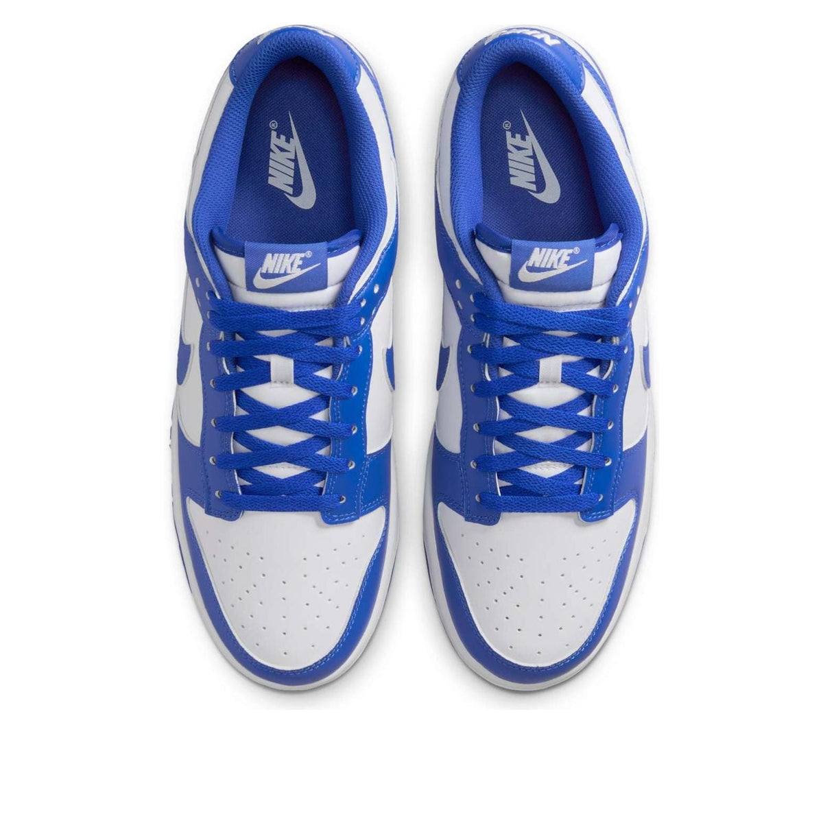 Nike Dunk Low White Hyper Royal bovenaanzicht paar samen met Nike-branding in tongen