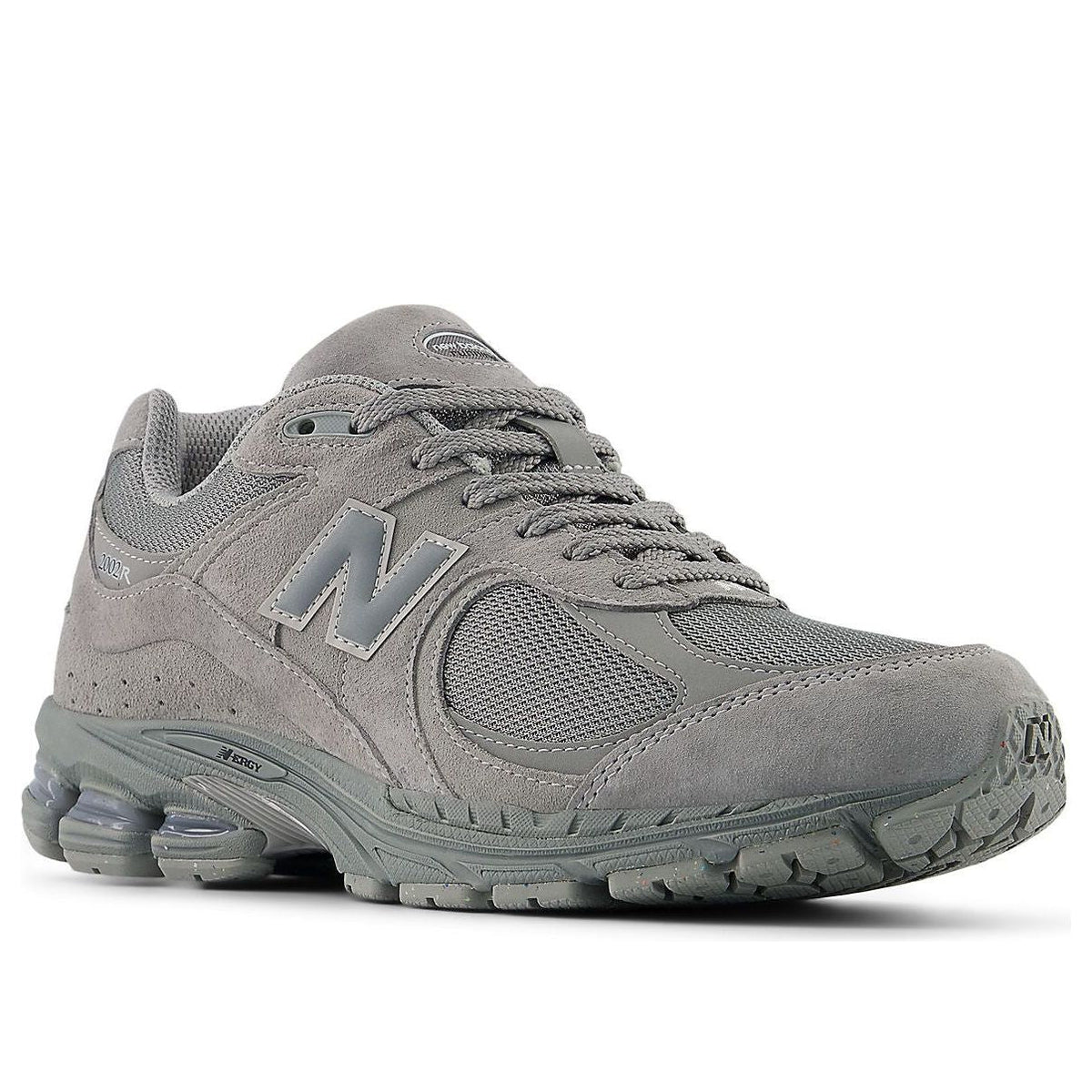 New Balance 2002R Slate Grey Dark Silver Metallic, vooraanzicht met suède overlay, N-logo en dikke zool met blauw accent
