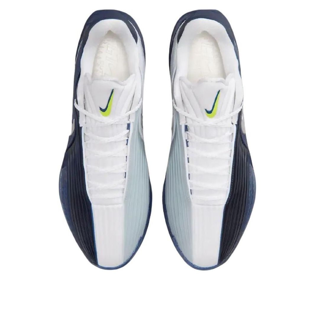 Nike Air Zoom GT Cut 3 Turbo Dallas Mavericks, bovenaanzicht met witte vetersluiting, geel Nike-logo en geribbelde zijkanten