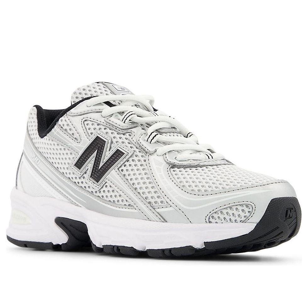 New Balance 740 Grey Black (GS) vooraanzicht, geribbeld grijs mesh, zwart N-logo en zwart-wit zool