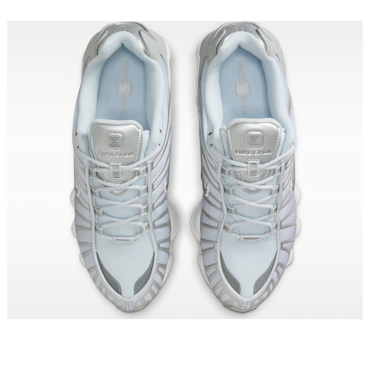 Nike Shox TL Pure Platinum Smoke Grey, bovenaanzicht paar schoenen met lichtblauwe zoolvoering en gestaffelde stiksels