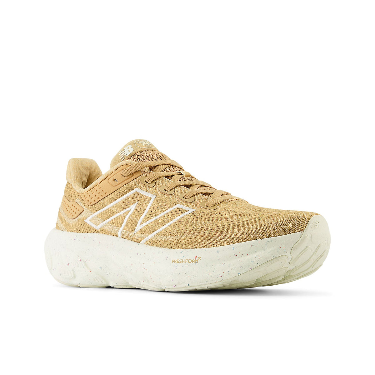 New Balance Fresh Foam X 1080v13 Dolce Sea Salt, vooraanzicht met veters en prominent witte FreshFoam-zool