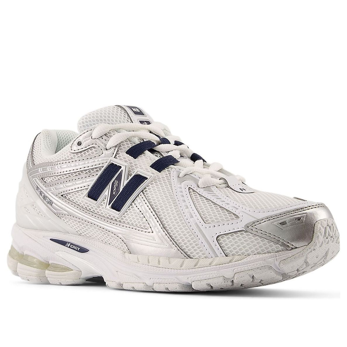 New Balance 1906R White Navy Silver Metallic, driekwart aanzicht met zilveren metallic details en gasair zoolcellen
