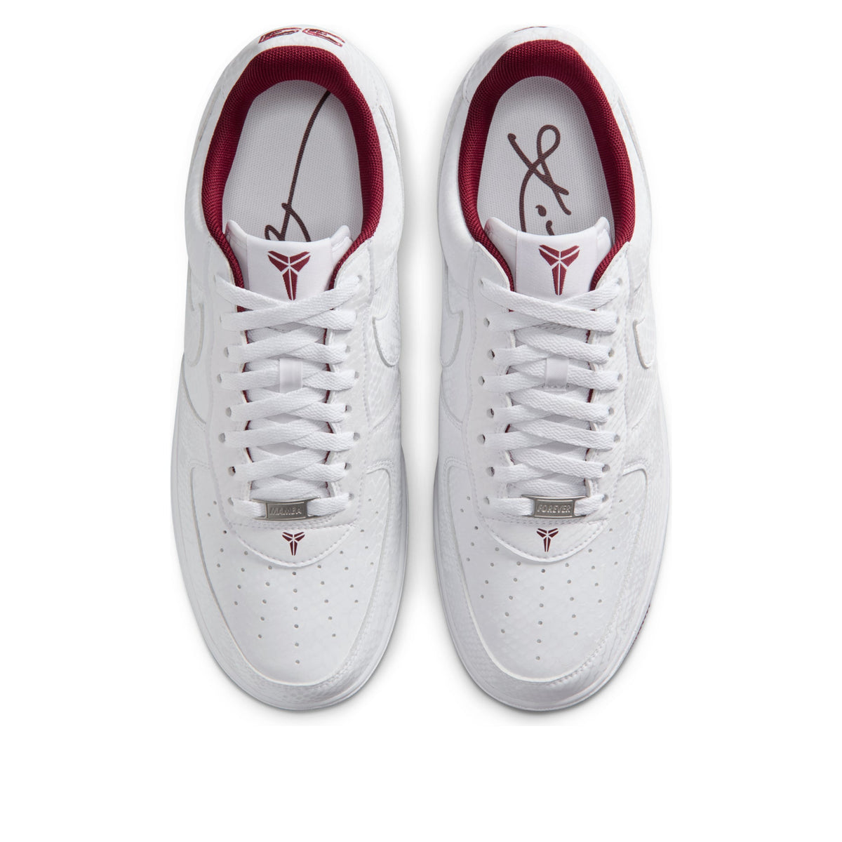 Nike Air Force 1 Low Kobe Bryant Forever Lower Merion Home, bovenaanzicht met Kobe-logo op tong en spade-embleem op neus