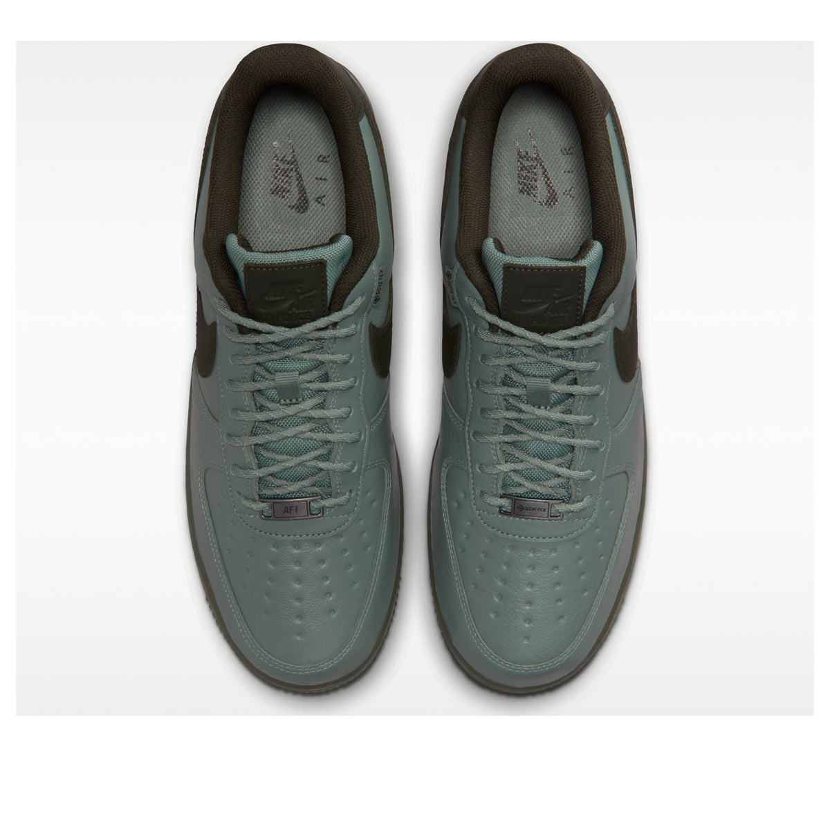 Nike Air Force 1 Low Gore-Tex Vibram Clay Green, bovenaanzicht van paar schoenen met grijsgroene leather upper en perforaties