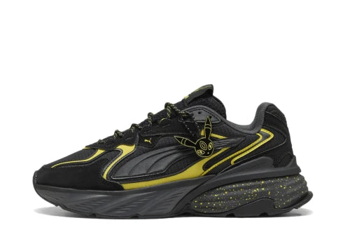 Puma Fade Pokémon Umbreon, zijaanzicht met zwart en geel kleurschema, dikke zool met spikkel-design