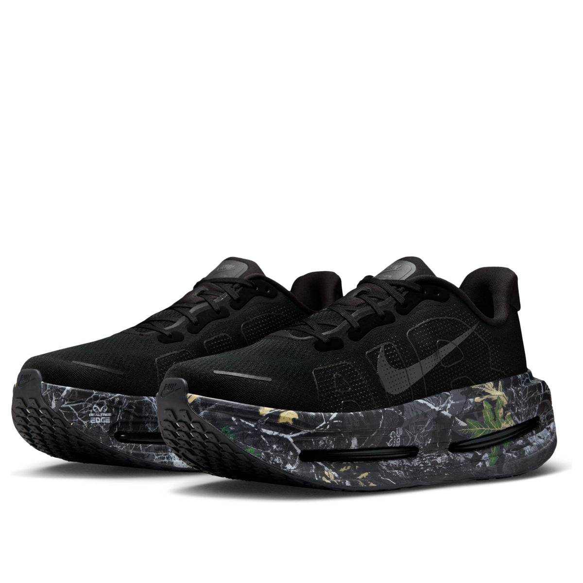 Nike Vomero Premium Realtree Camo Black, paar samen in driekwart aanzicht toont dikke camo midsole