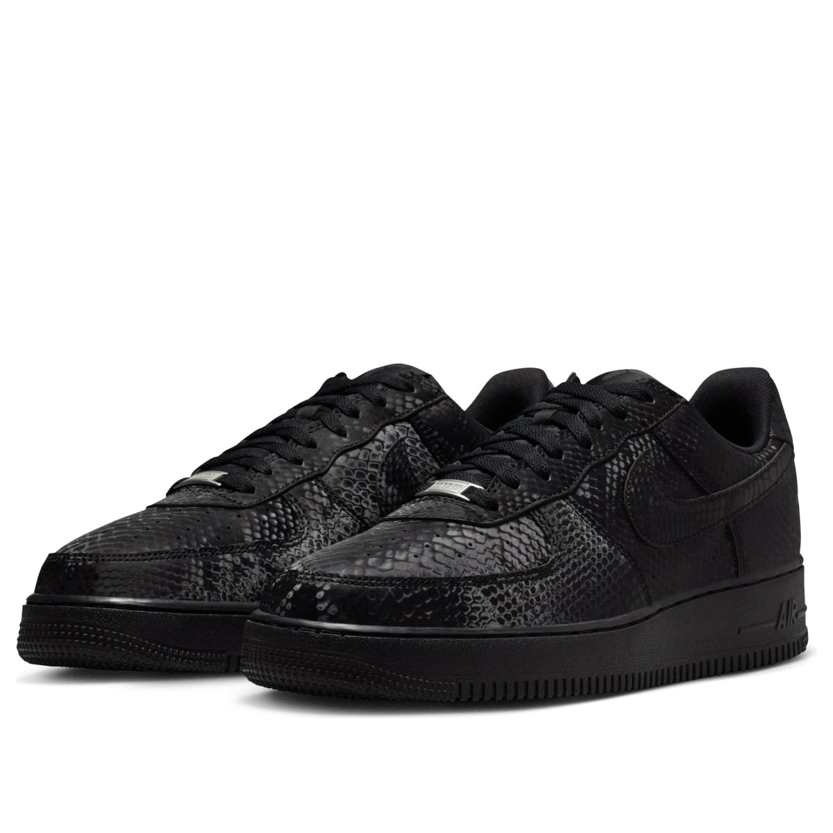 Nike Air Force 1 Low Kobe Bryant Forever Black, driekwart aanzicht paar schoenen met python-textuur