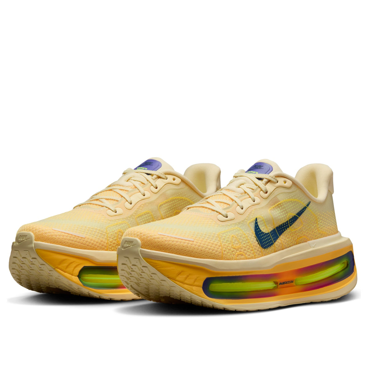 Nike Vomero Premium Alabaster, vooraanzicht paar samen met gestructureerde mesh en uitgebouwde zoolhoogte