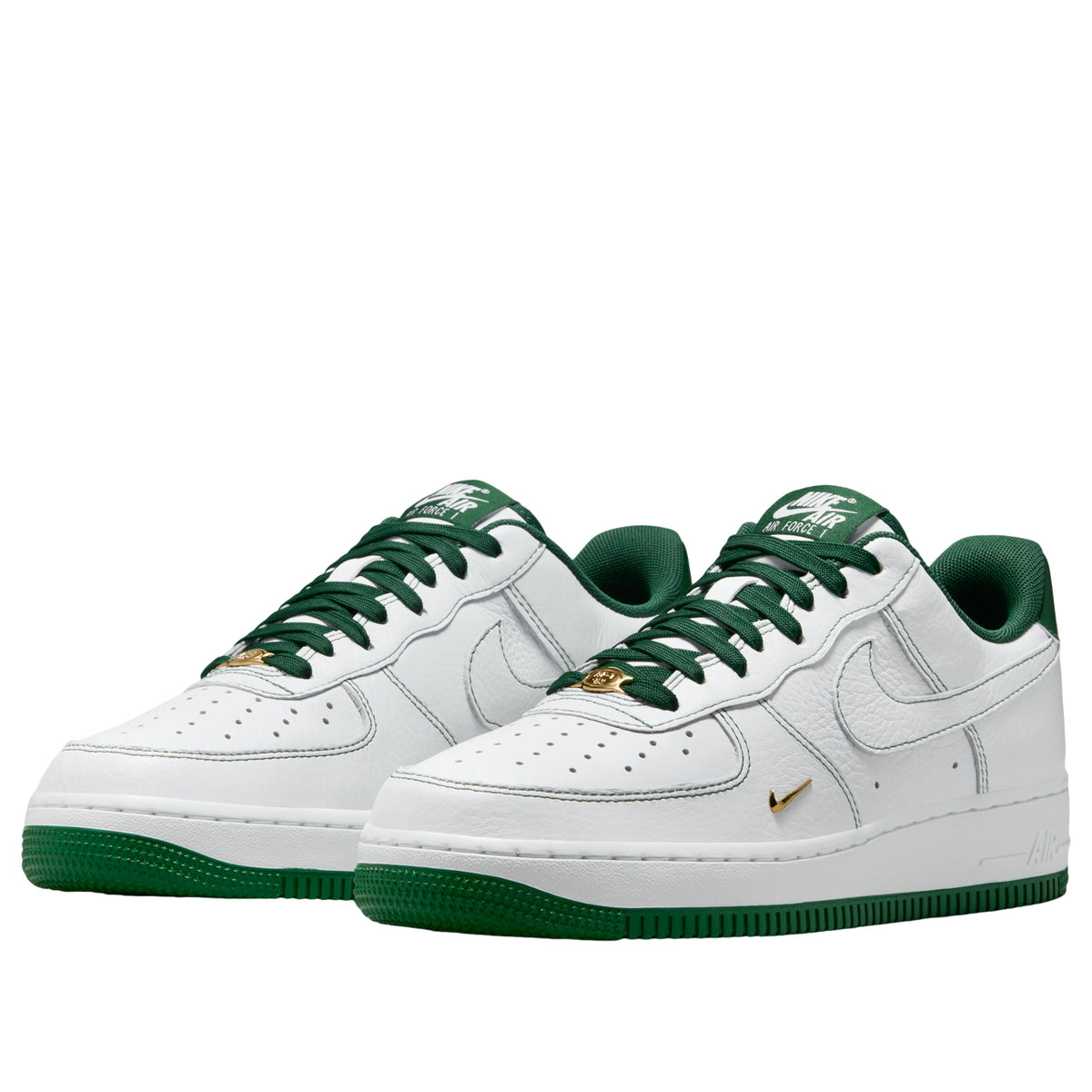Nike Air Force 1 Low Mini Jewel, paar samen in driekwart aanzicht met groene zool
