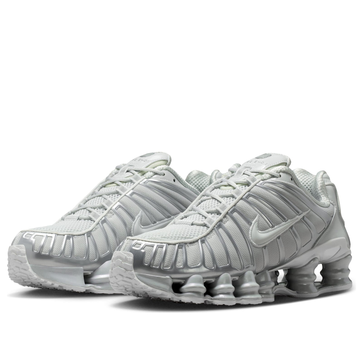 Nike Shox TL Photon Dust Metallic Silver, vooraanzicht paar met zichtbare zoolcilinders